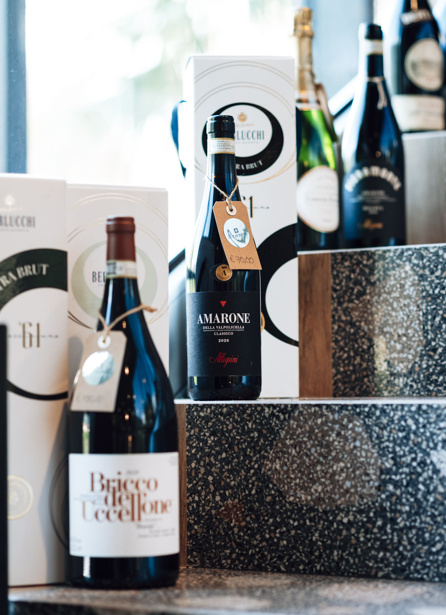 Bottiglie di vino nell'enoteca